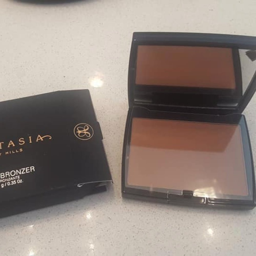 Anastasia Bronzer in Rich Amber